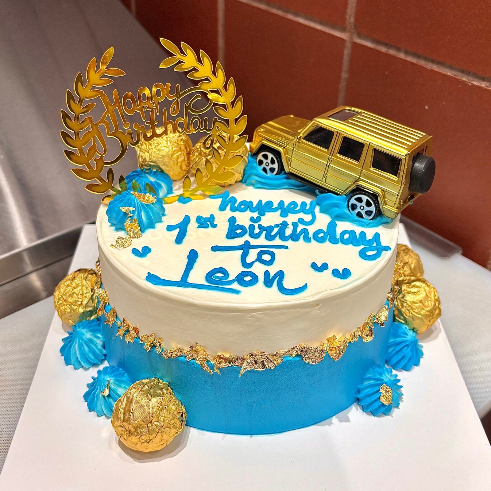 8-inch (Gold SUV)